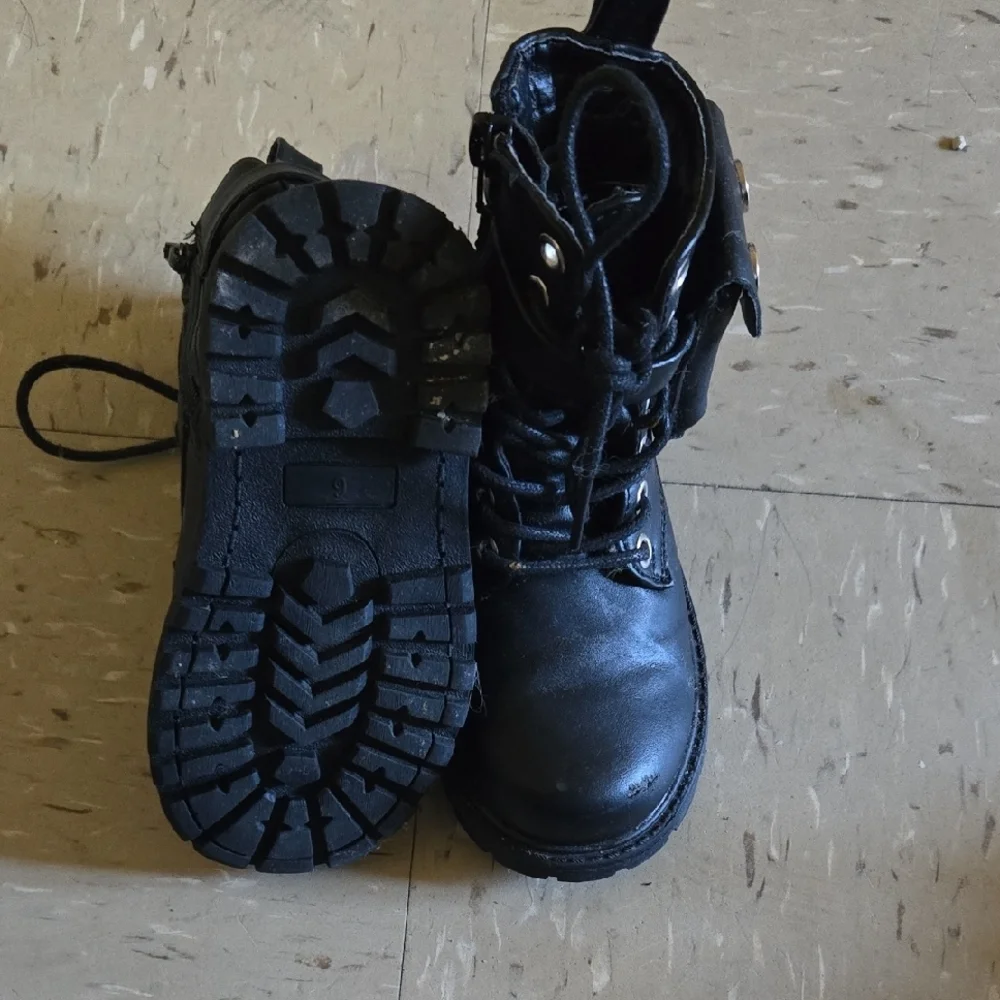 Black Leather Combat Boots with Lace-Up Design - Picture 4 of 6